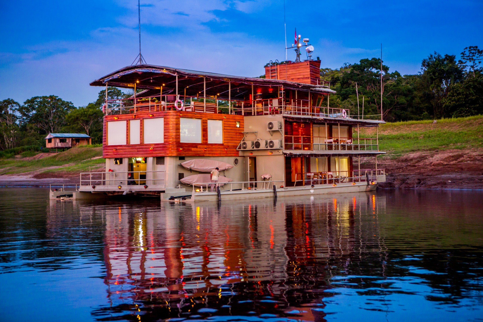 Amazon River Cruise Delphin Peru boat