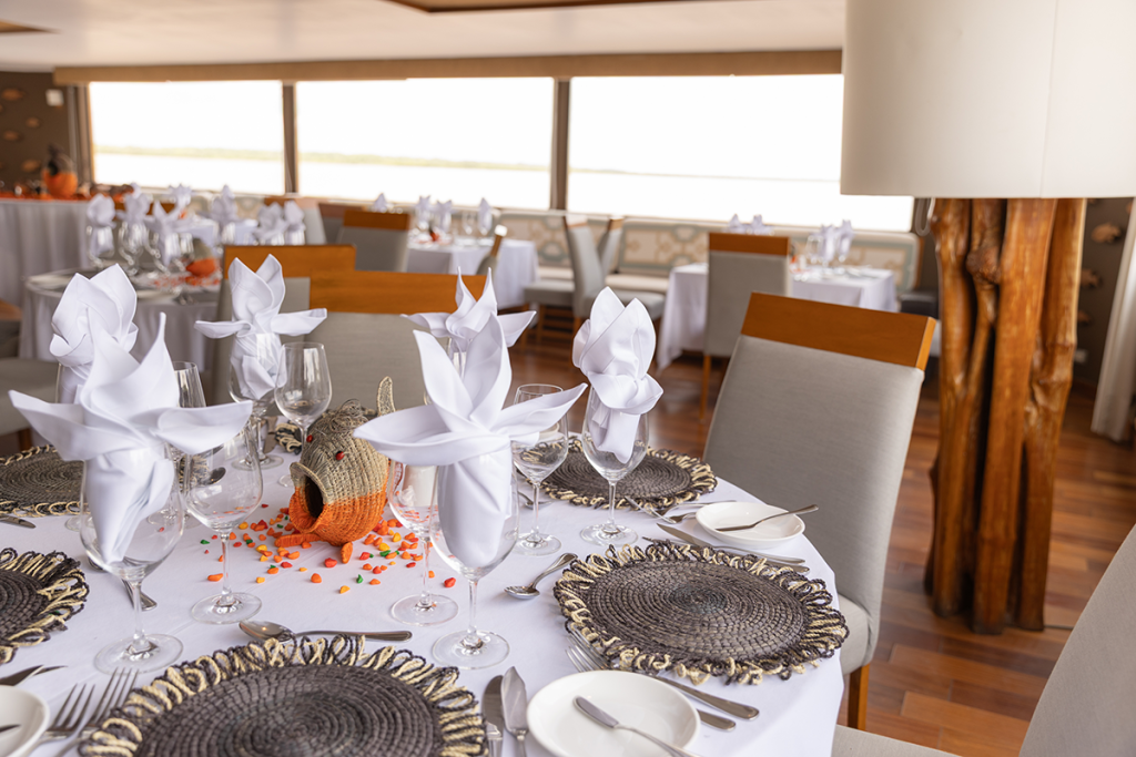 Table setting on Delfín Amazon Cruises featuring chambira artisan decor
