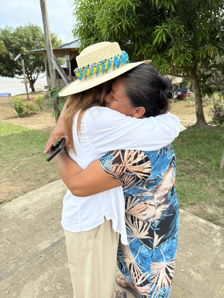 Emotional moment between Lissy Urteaga and an Amazon community member