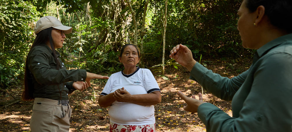 Local researcher speaking with a community member in the Peruvian Amazon